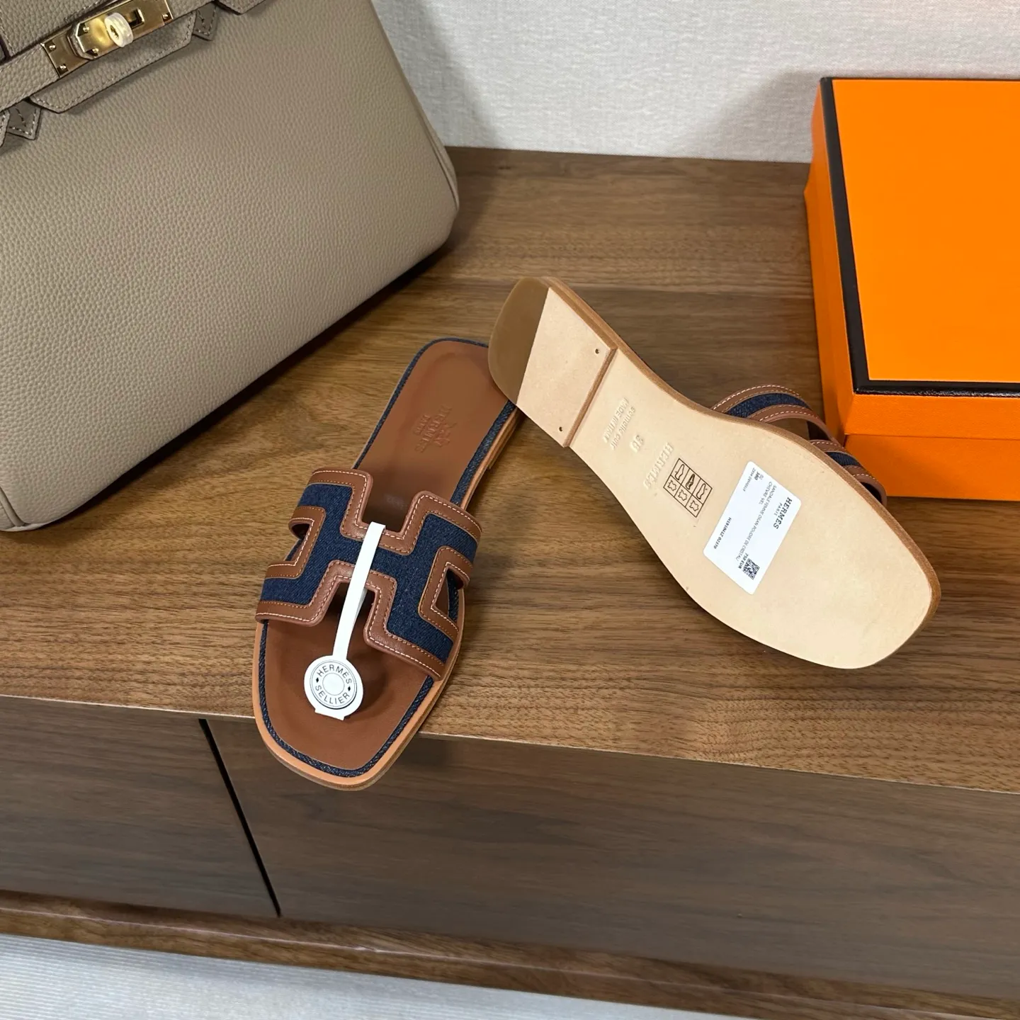 👟👟Ex-factory price 440👟👟 Hermes Hermes H slippers Oasis sandals series——————————Fashionable and versatile Super comfortable Every detail is made to the extreme Original swift calfskin Original 1:1 exclusive private mold upper/original leather outsole ▪️Packaging: Each pair of shoes comes with packaging ▪️SIZE: 35~42 (.40.41.42 customization is non-refundable and non-exchangeable)